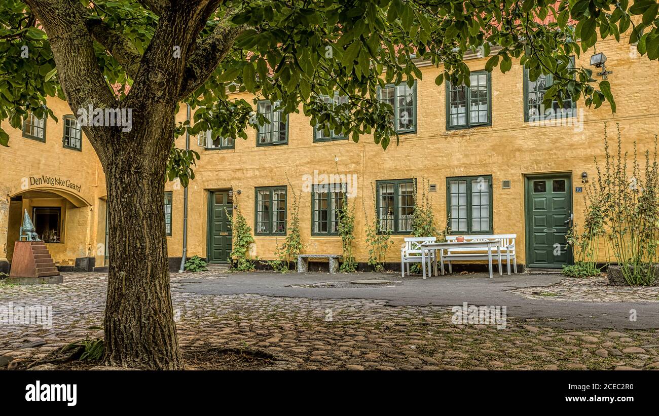 Una statua in Den Voigtske Gaard - le Sweethearts o la cima e la palla, una favola di Hans Christian Andersen, una storia del suo primo amore, Faaborg Foto Stock