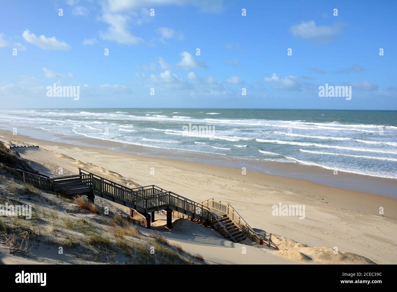 Francia, Aquitania, Lande, la spiaggia di Biscarosse a marea crescente, un magnifico sito naturale sulla costa atlantica, molto apprezzato in estate. Foto Stock