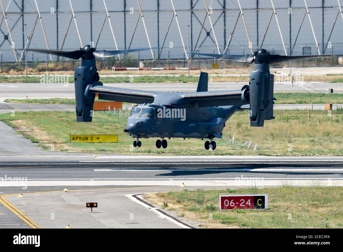 Un US Air Force CV-22B Osprey, attaccato alla 352d Special Operations Wing di RAF Mildenhall, Regno Unito, arriva a bordo della Naval Support Activity (NSA) di Napoli per il rifornimento, 12 agosto 2020. NSA Naples è una base operativa a terra che consente alle forze nazionali statunitensi, alleate e partner di essere dove sono necessarie, quando sono necessarie per garantire sicurezza e stabilità in Europa, Africa e Sud-Ovest asiatico. (STATI UNITI Navy Photo by Mass Communication Specialist 1° Classe Donavan K. Patubo) Foto Stock