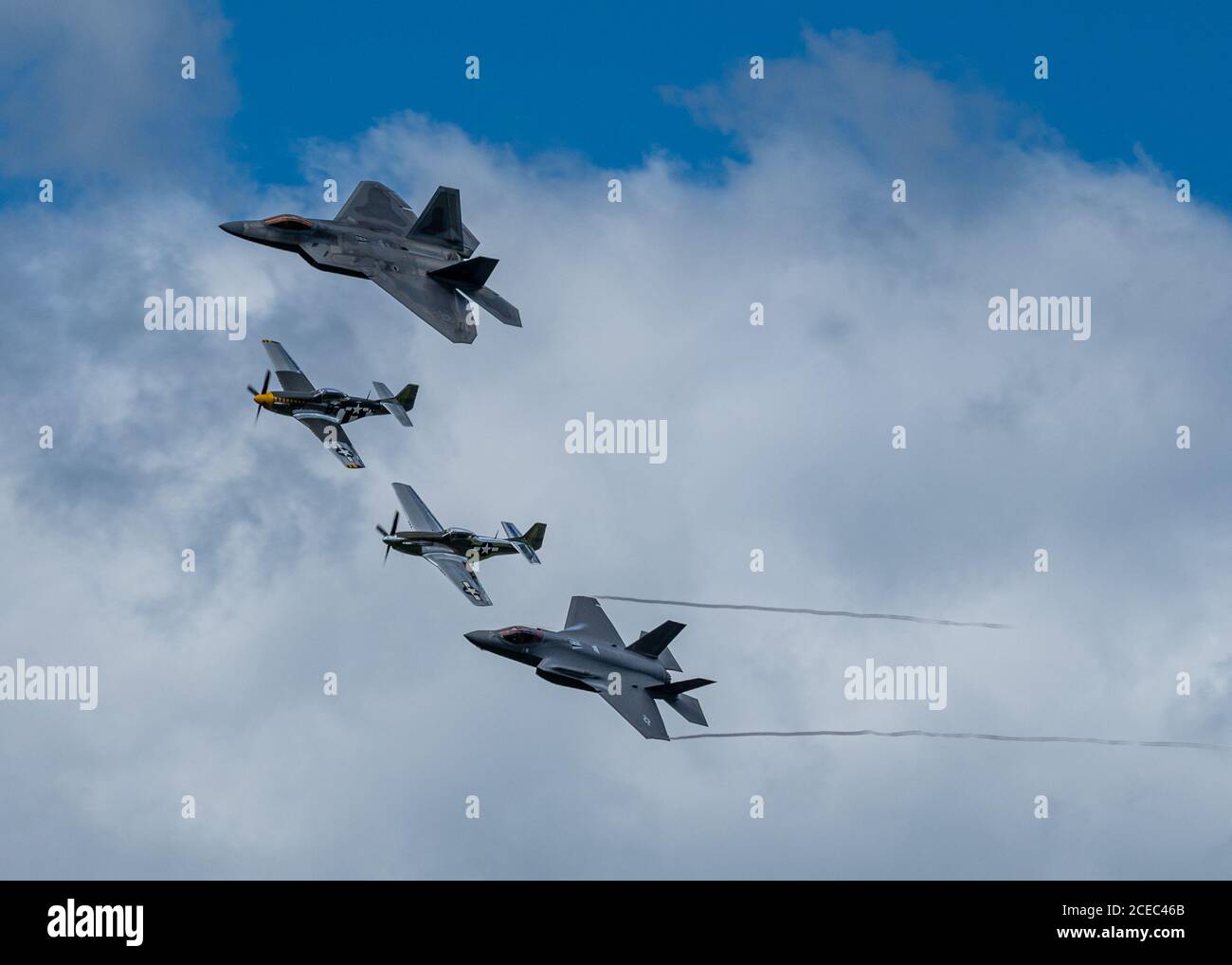 Kristin "Beo" Wolfe, pilota del team di dimostrazione F-35, vola a fianco del maggiore Joshua "Cabo" Gunderson, pilota del team di dimostrazione F-22, E due P-51 Mustangs come parte di una formazione di volo storico 30 agosto 2020, Orange County Airport, New York. Il volo storico è stato fatto parte del New York Air Show 2020, che è stato tenuto in un formato drive-in. (STATI UNITI Air Force foto di Capt. Kip Sumner) Foto Stock