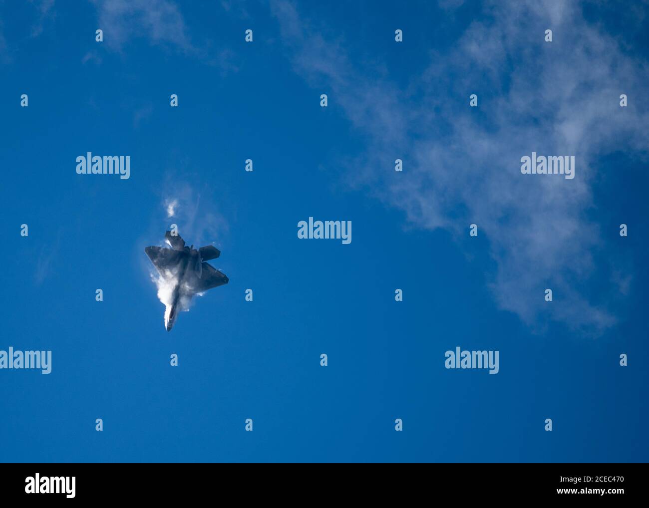 Joshua "Cabo" Gunderson, pilota del team di dimostrazione F-22, vola nel New York Air Show 2020 del 30 agosto 2020, Orange County Airport, New York. Il New York Air Show 2020 si è tenuto in un formato drive-in per contribuire a promuovere le distanze sociali e ha anche presentato il F-35A Lightning II Demonstration Team e l'Air Force Thunderbirds. (STATI UNITI Air Force foto di Capt. Kip Sumner) Foto Stock