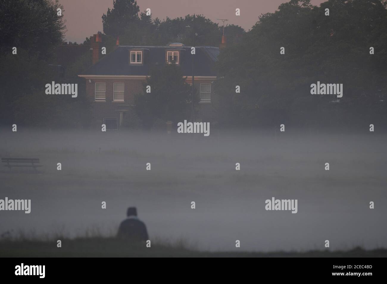 Wimbledon Common, Londra, Regno Unito. 1 settembre 2020. Giorno autunnale sul comune con sottile strato di nebbia appesa sopra lo stagno. Credit: Malcolm Park/Alamy Live News. Foto Stock