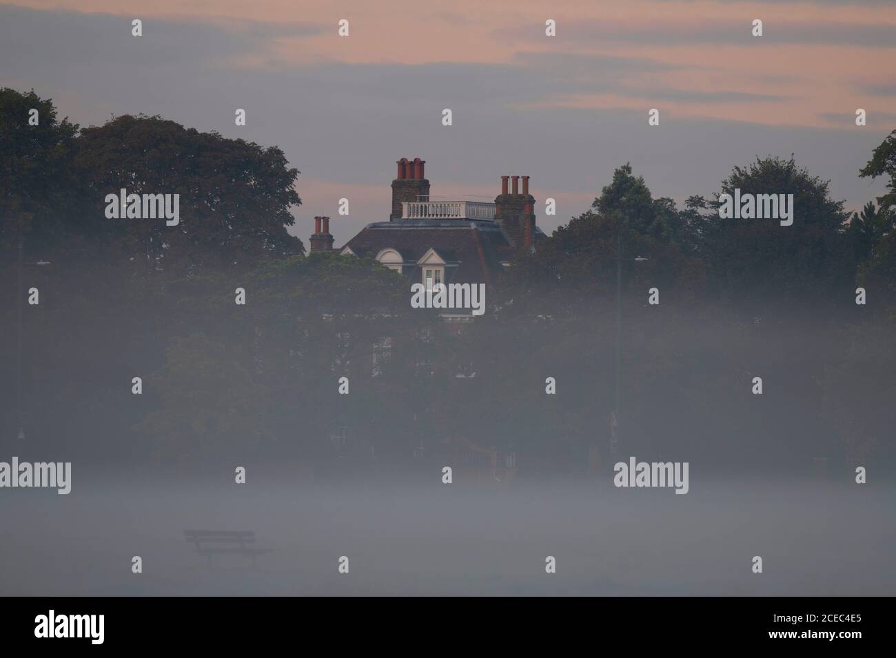 Wimbledon Common, Londra, Regno Unito. 1 settembre 2020. Giorno autunnale sul comune con sottile strato di nebbia appesa sopra lo stagno. Credit: Malcolm Park/Alamy Live News. Foto Stock