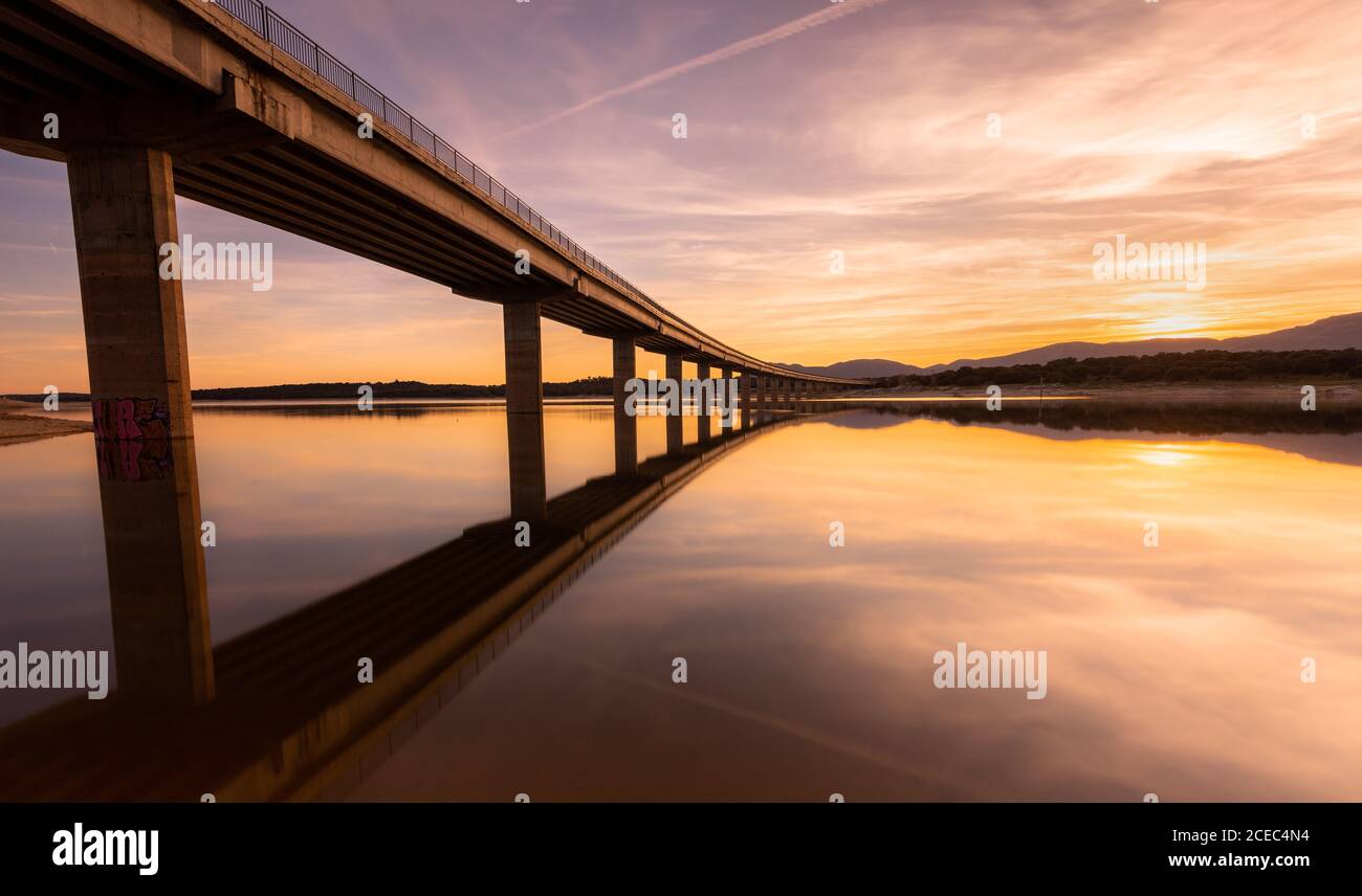 Ponte e acqua durante il tramonto Foto Stock