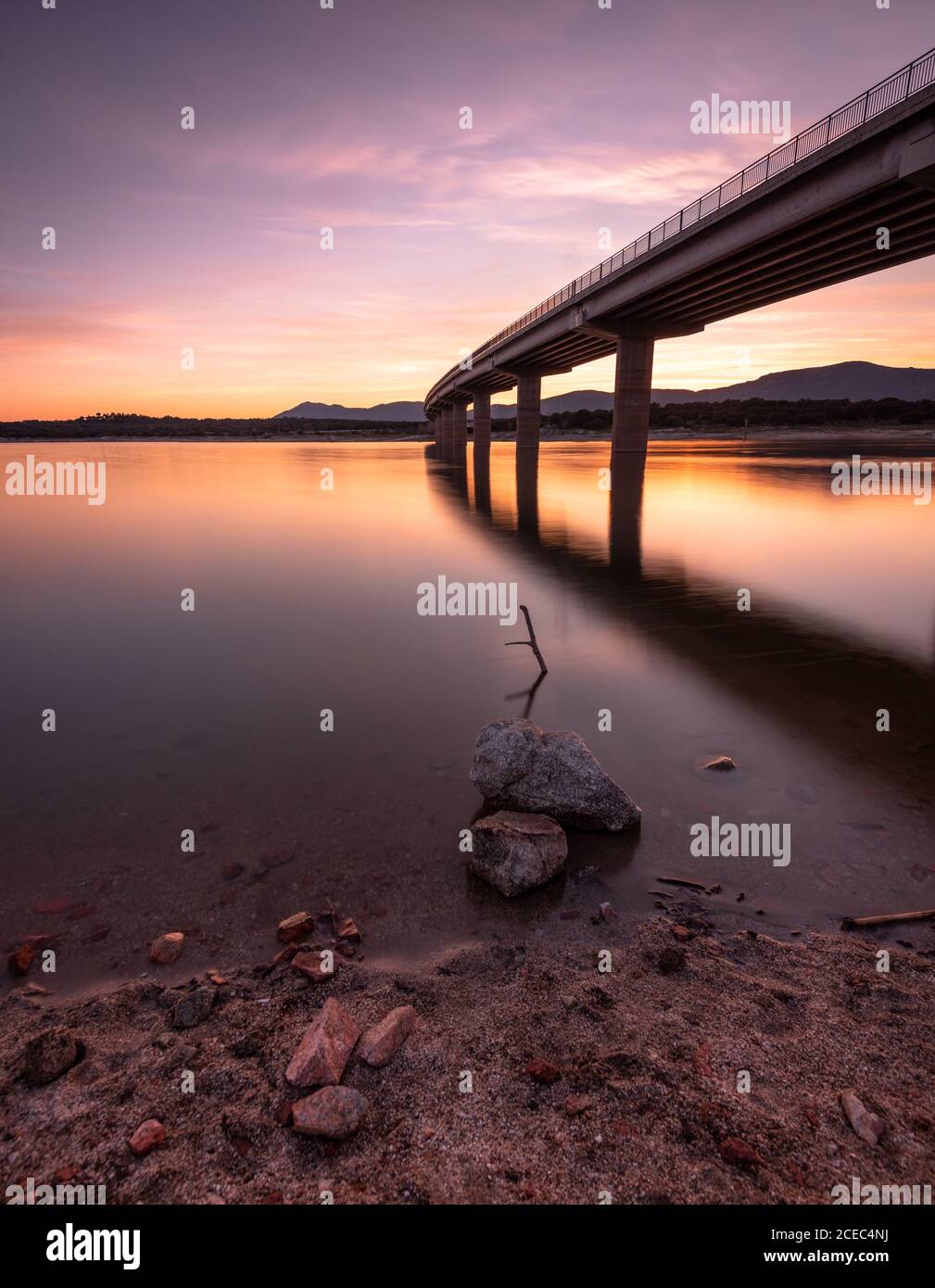 Ponte e acqua durante il tramonto Foto Stock