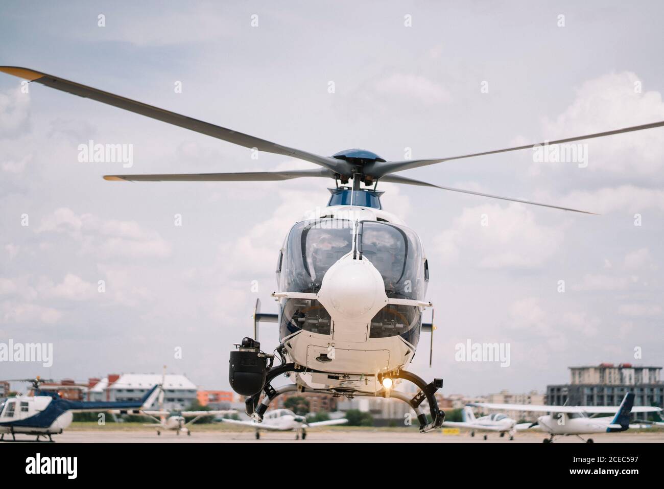 Bell'elicottero con enorme avivite che vola da terra base in città Foto Stock
