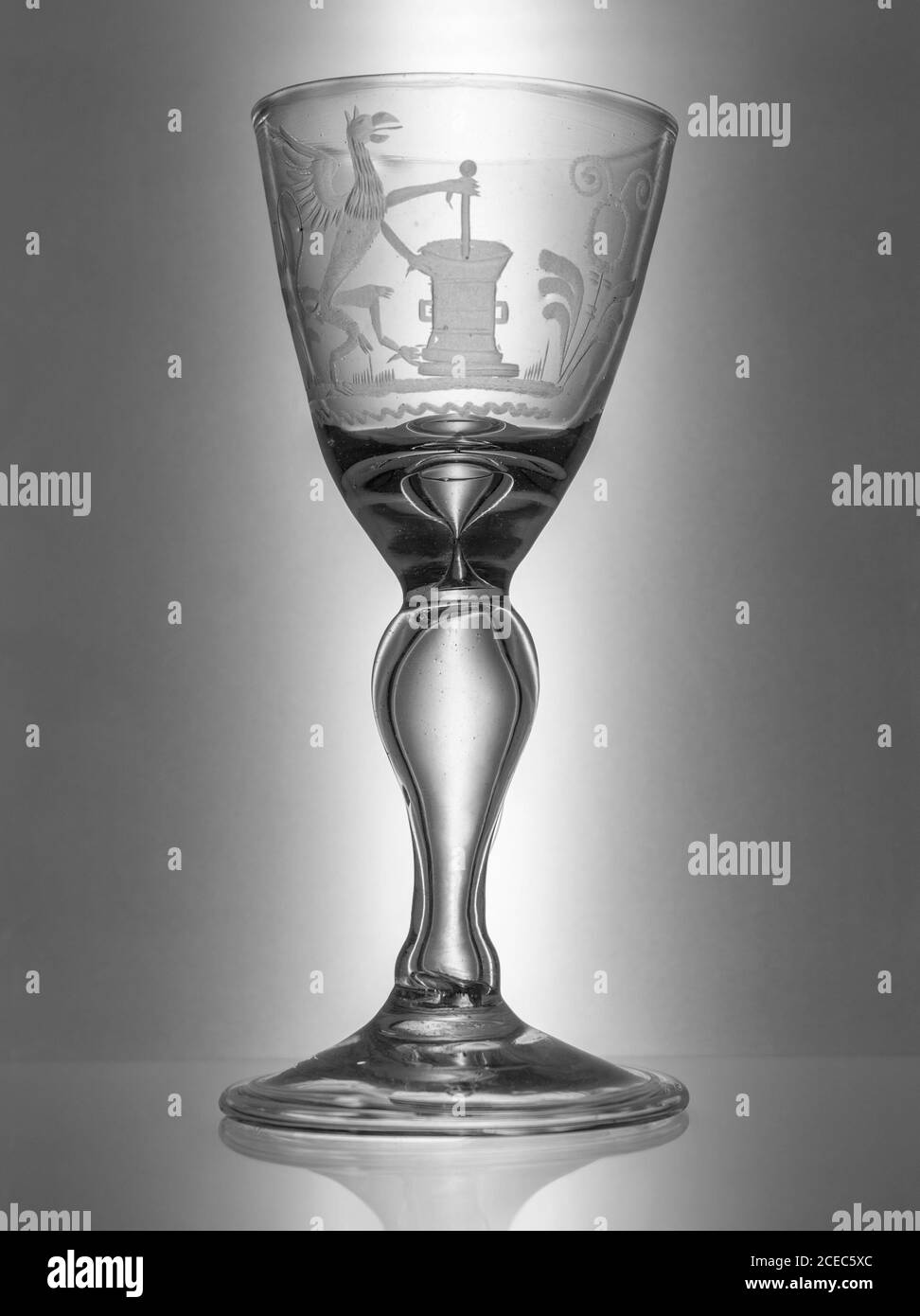 storico bicchiere inciso sul retro grigio Foto Stock