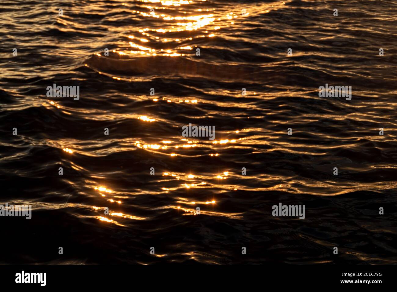 superficie dell'acqua sfocata astratta, messa a fuoco selettiva Foto Stock