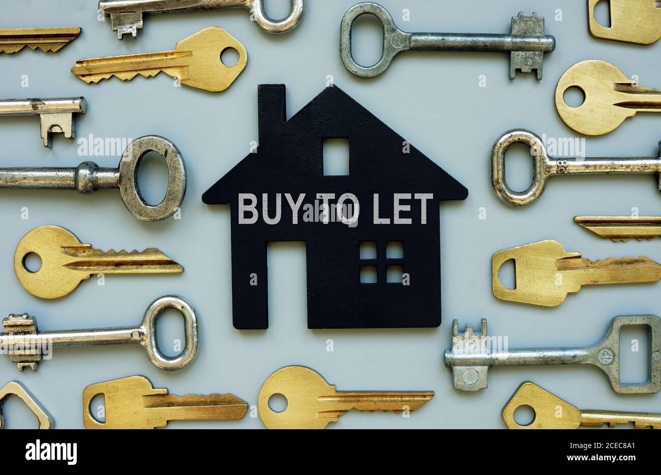Acquista per lasciare concetto. Un sacco di chiavi e un modello della casa. Foto Stock