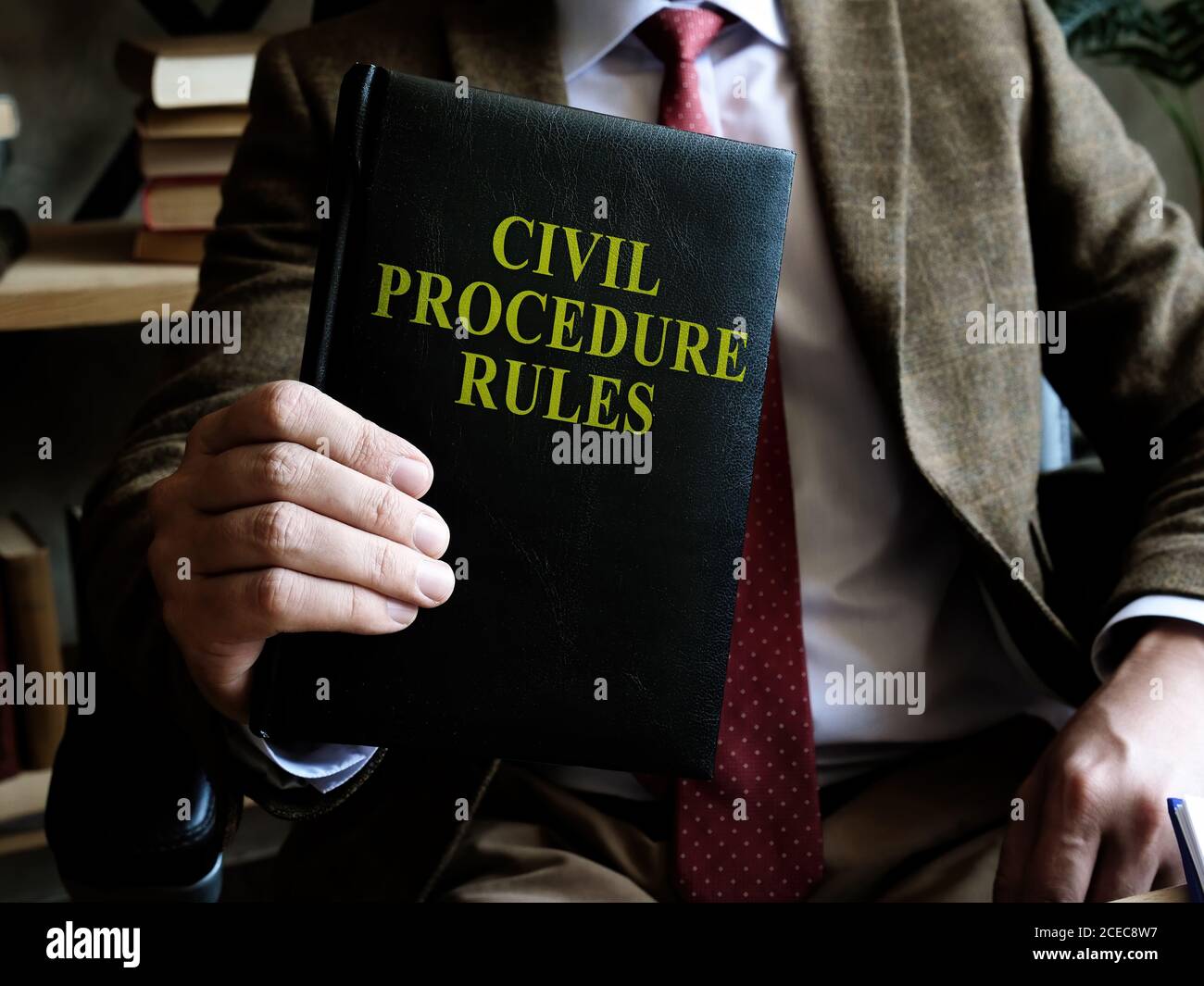 Regolamento di procedura civile. L'uomo d'affari tiene un libro nelle sue mani. Foto Stock