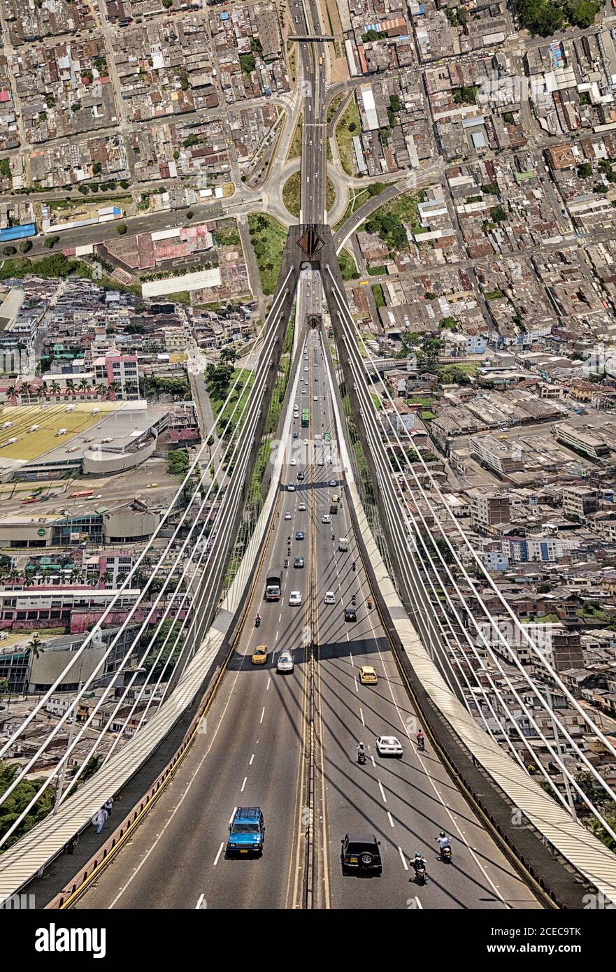 Vista prospettica delle auto che guidano su strada in città guida verso l'alto Foto Stock