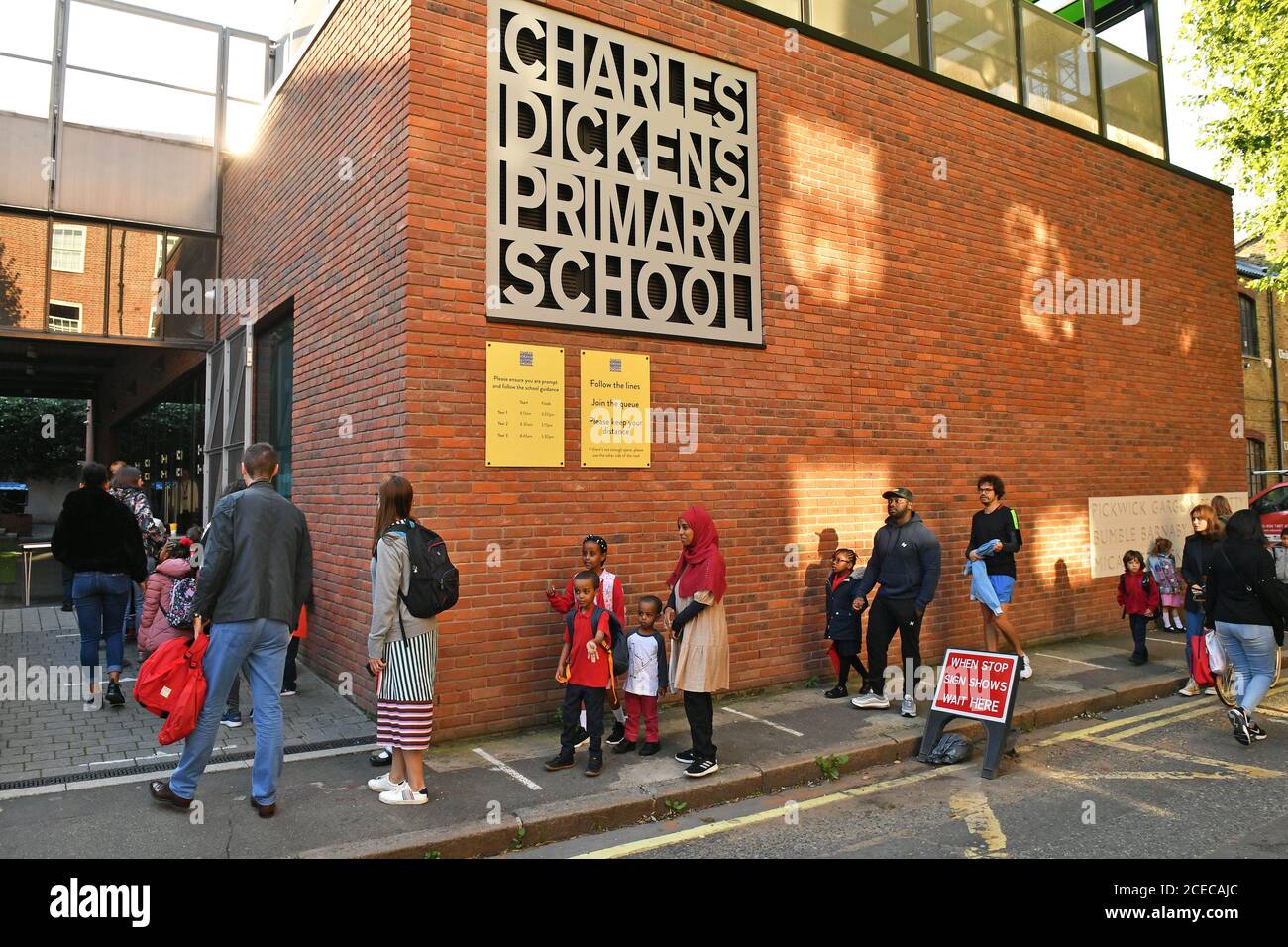 Gli studenti il primo giorno tornano a scuola alla Charles Dickens Primary School di Londra, mentre le scuole in Inghilterra si riaprono agli alunni dopo il blocco del coronavirus. Si prevede che circa il 40% delle scuole accolgano gli studenti per l'inizio del mandato autunnale di oggi, nonostante siano state sollevate preoccupazioni circa la loro capacità di riaprirsi in modo sicuro. Foto Stock