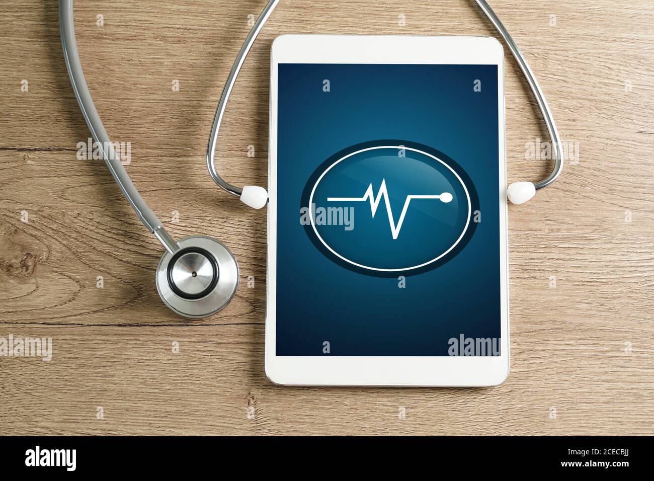 Ci interessa la vulnerabilità di salute che controlla il suo portatile e i dati medici Protezione con controllo delle violazioni sullo smartphone Foto Stock