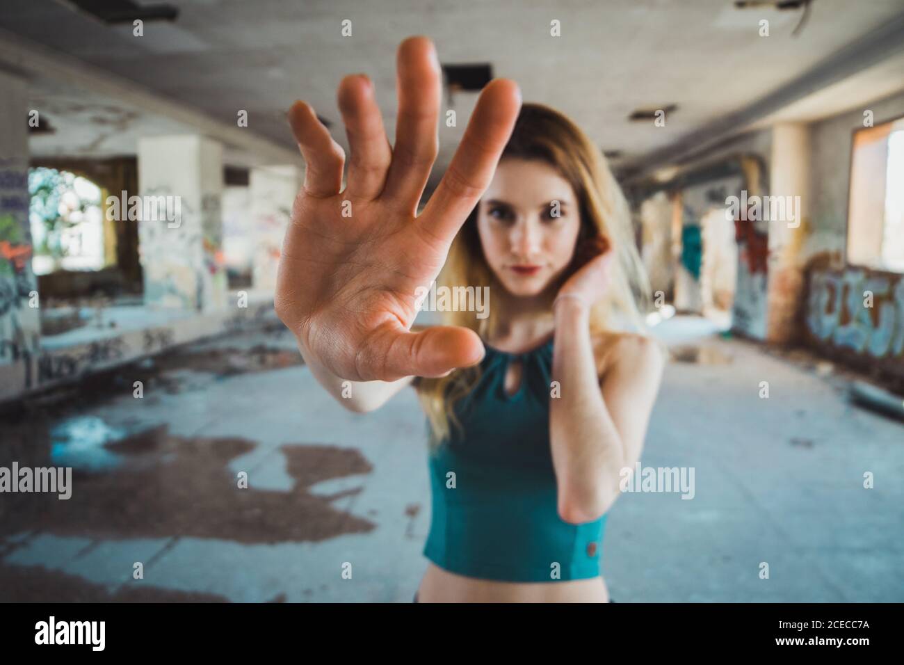 Ragazza skinny in piedi in un edificio decaduto Foto Stock