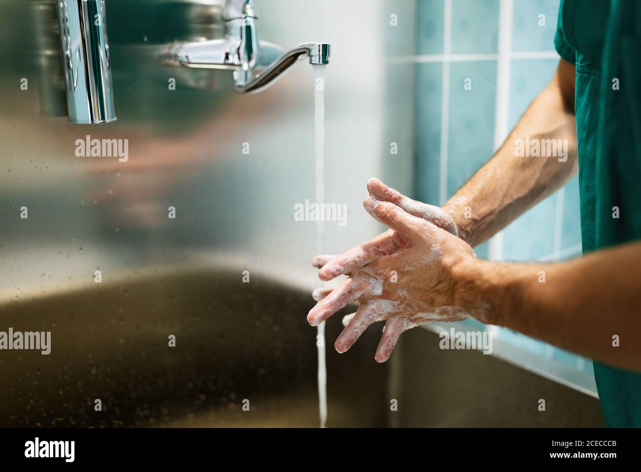 Il chirurgo lavando le mani al funzionamento utilizzando la tecnica corretta per la pulizia Foto Stock