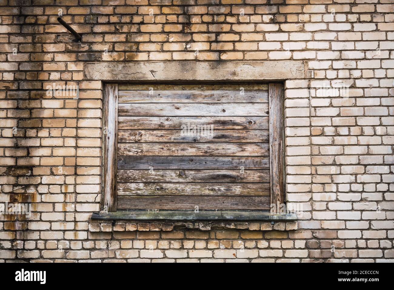 Finestra a bordo su un edificio in mattoni Foto Stock