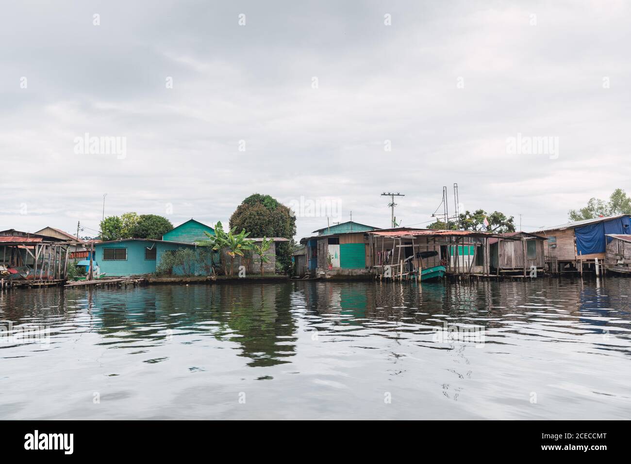 Povero piccolo quartiere della città con canale sotto il cielo nuvoloso, Panama Foto Stock