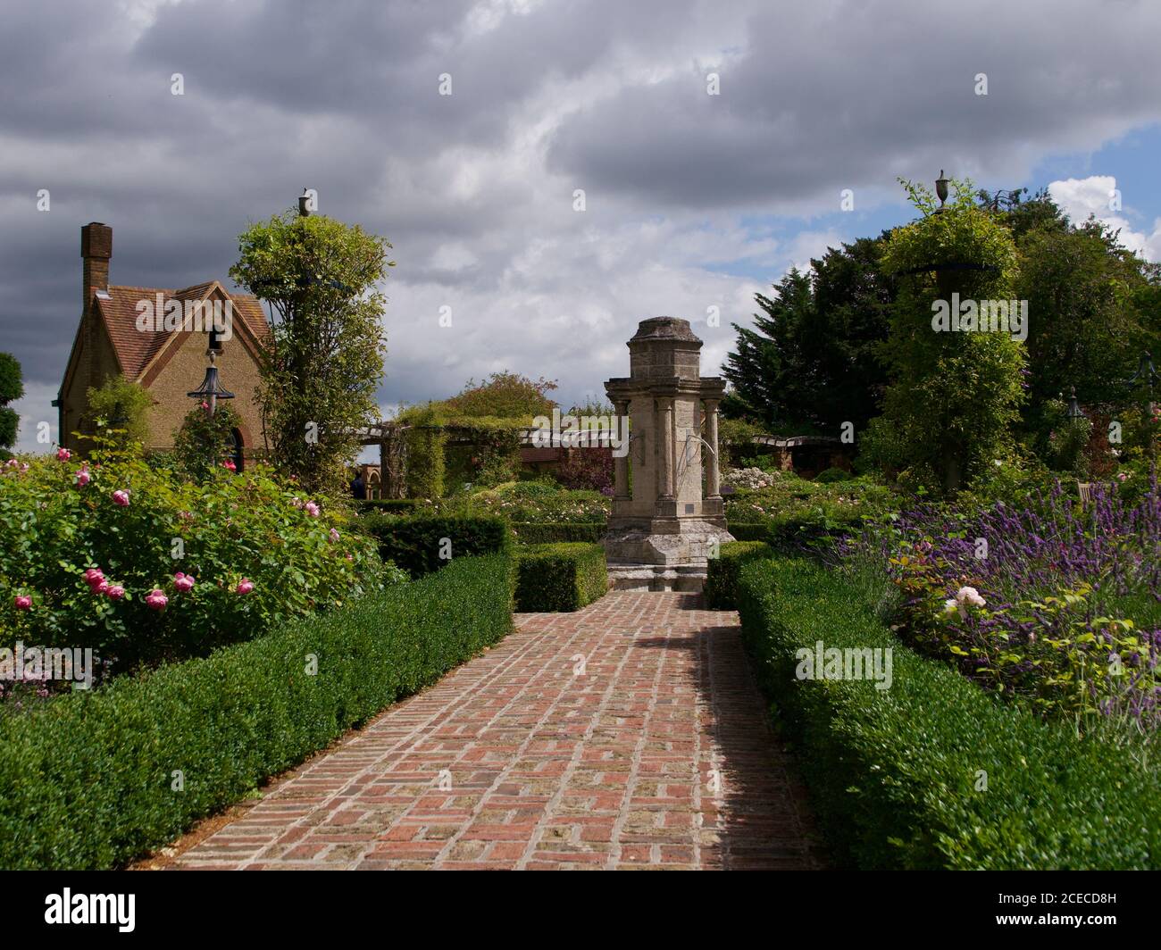26 luglio 2020 - Inghilterra, Regno Unito: Giardini formali con percorso e copertura box Foto Stock