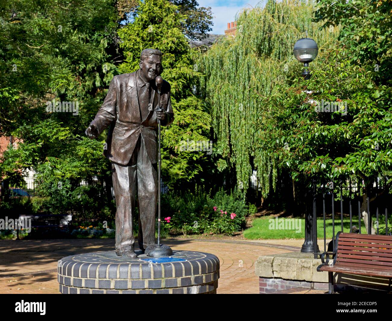 Statua del cantante degli anni '50 David Whitfield a Kingston Square, Hull, Humberside, East Yorkshire, Inghilterra Regno Unito Foto Stock