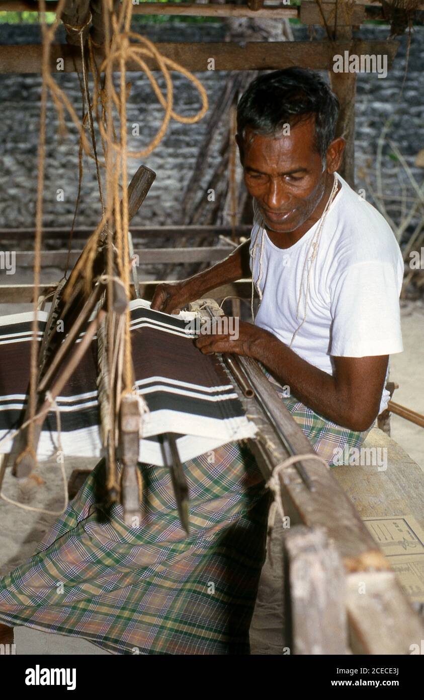 L'Isola di Eydhafushi, nell'Atollo di Baa (Atollo di Maalhosmadulu Sud), era una volta famosa per i suoi tessitori feyli o sarong. Eydhafushi è la capitale dell'Atollo di Baa. La nazione più piccola e meno conosciuta dell'Asia, la Repubblica delle Maldive, si trova disseminata da nord a sud attraverso un percorso di 750 chilometri dell'Oceano Indiano 500 chilometri a sud-ovest dello Sri Lanka. Più di 1000 isole, insieme a innumerevoli banche e barriere coralline, sono raggruppate in una catena di diciannove atolli che si estende da un punto a ovest di Colombo a poco a sud dell'equatore. Foto Stock