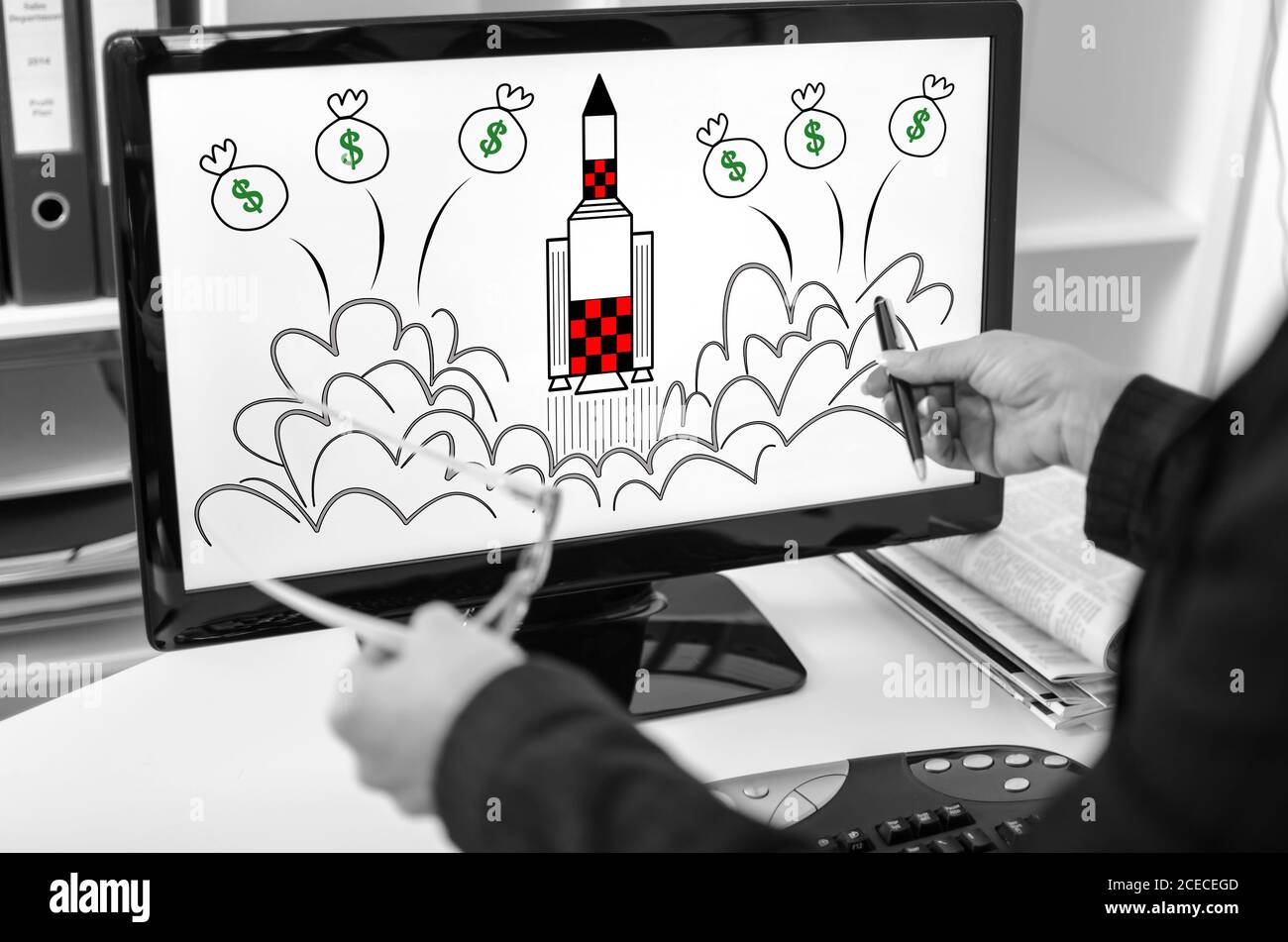 Uomo d'affari che mostra il concetto di avvio su uno schermo del computer Foto Stock