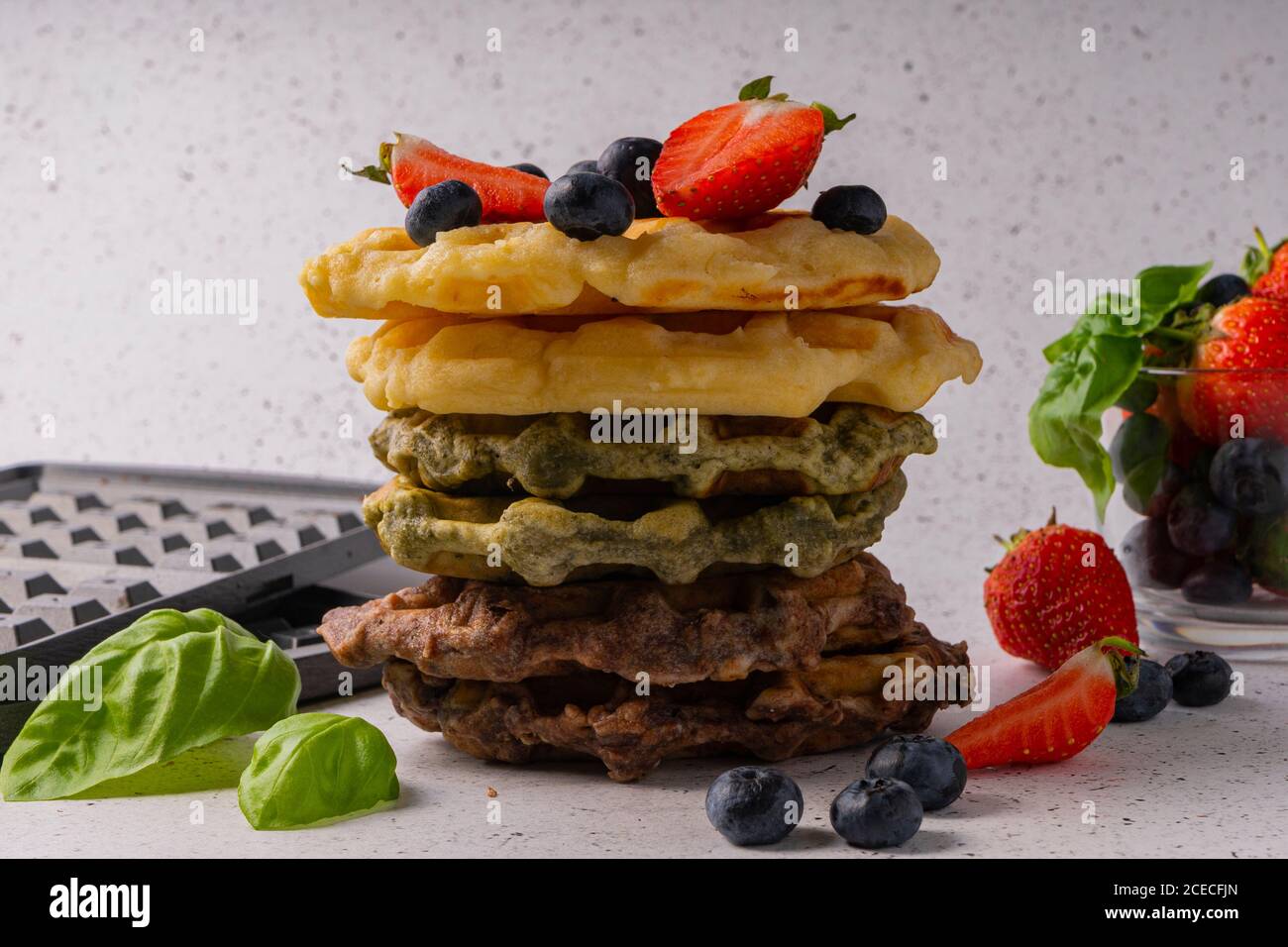 focalizzazione selettiva, cialde di cagliata con vaniglia e bacche fresche su sfondo chiaro Foto Stock
