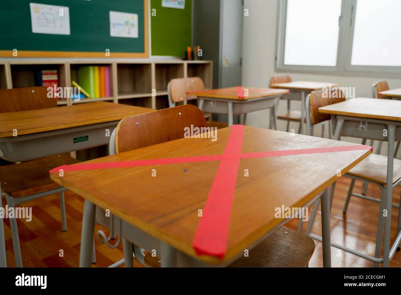 Post-Covid19 preparazione di aule e scrivanie vuote in Asia. Concetto di riapertura scolastica e di allontanamento sociale Foto Stock