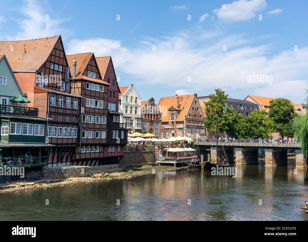 Lunenburg, LS, Germania - 8 agosto 2020: Vista sul fiume e sul centro storico della città di Luneburg, nella Germania settentrionale Foto Stock