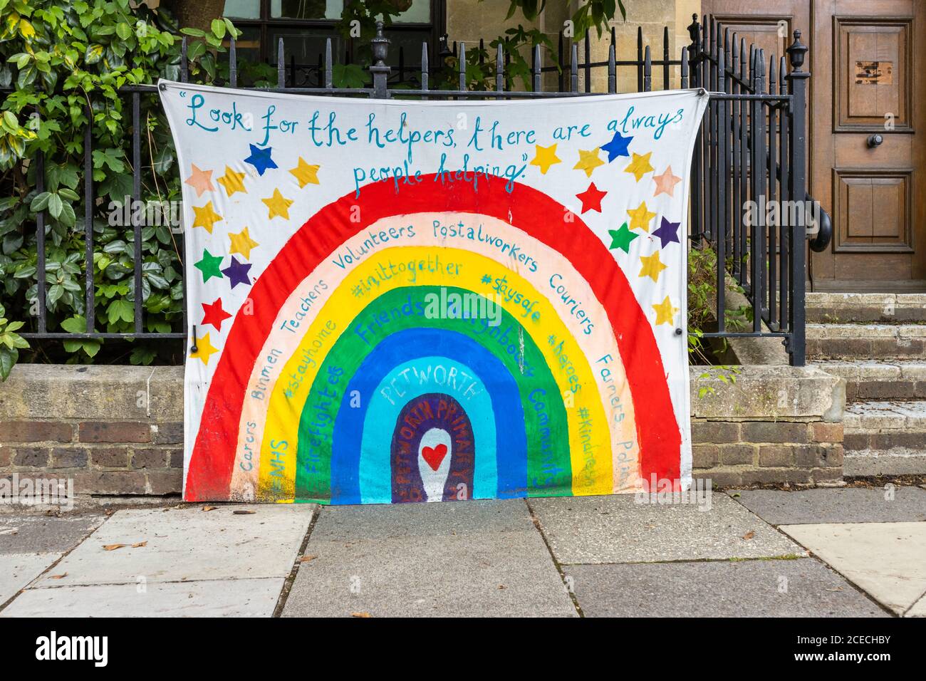 Banner pandemico coronavirus: Banner arcobaleno che ringrazia i lavoratori chiave esposti a Petworth, una città del Sussex occidentale, nel sud-est dell'Inghilterra Foto Stock