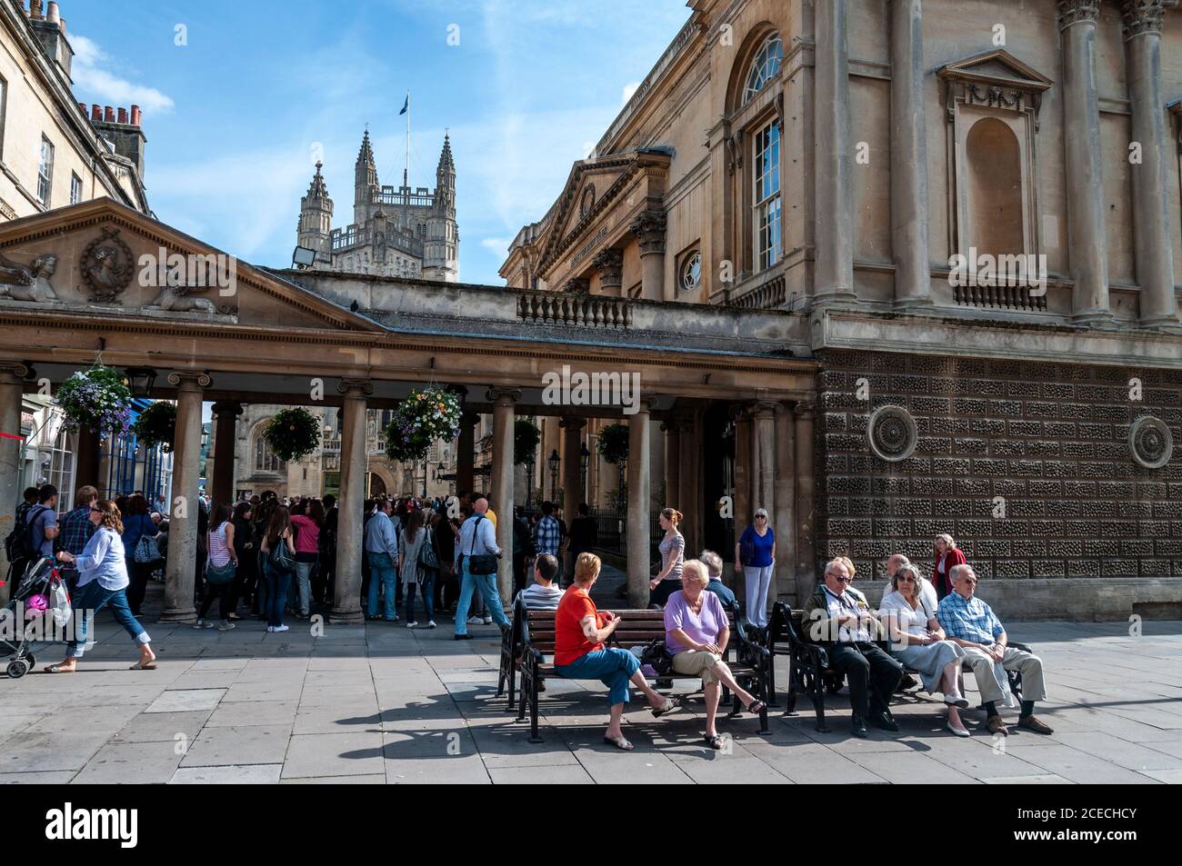 Gli amanti dello shopping in Union Street vicino alle terme romane, Bath, Gran Bretagna nella città romana di Bath in Gran Bretagna Foto Stock