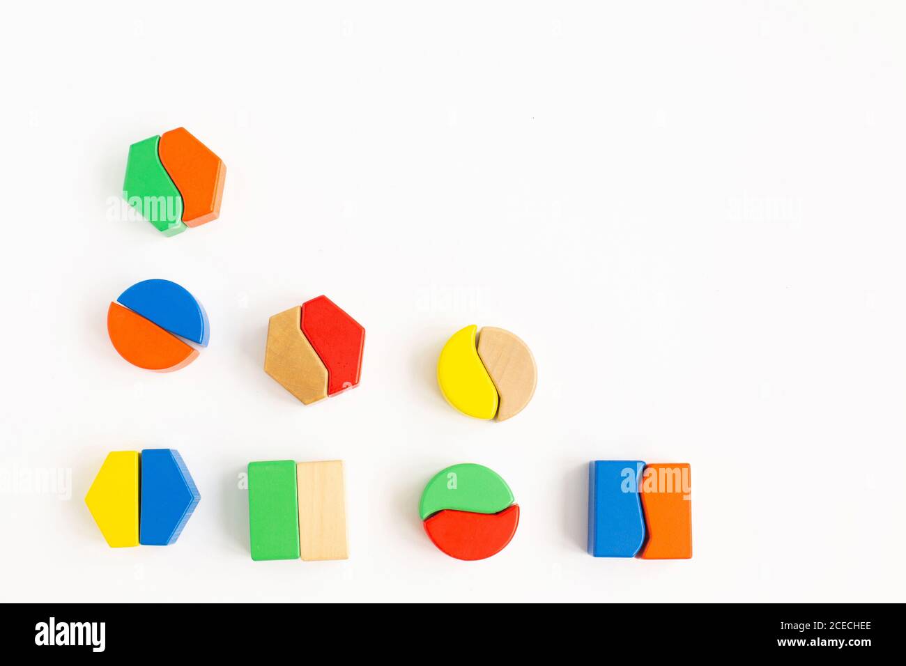 Set di coloratissimi giocattoli in legno Montessori sensoriali su sfondo bianco. Giocattoli educativi dell'asilo, processo di pensiero, abilità cognitive, Foto Stock