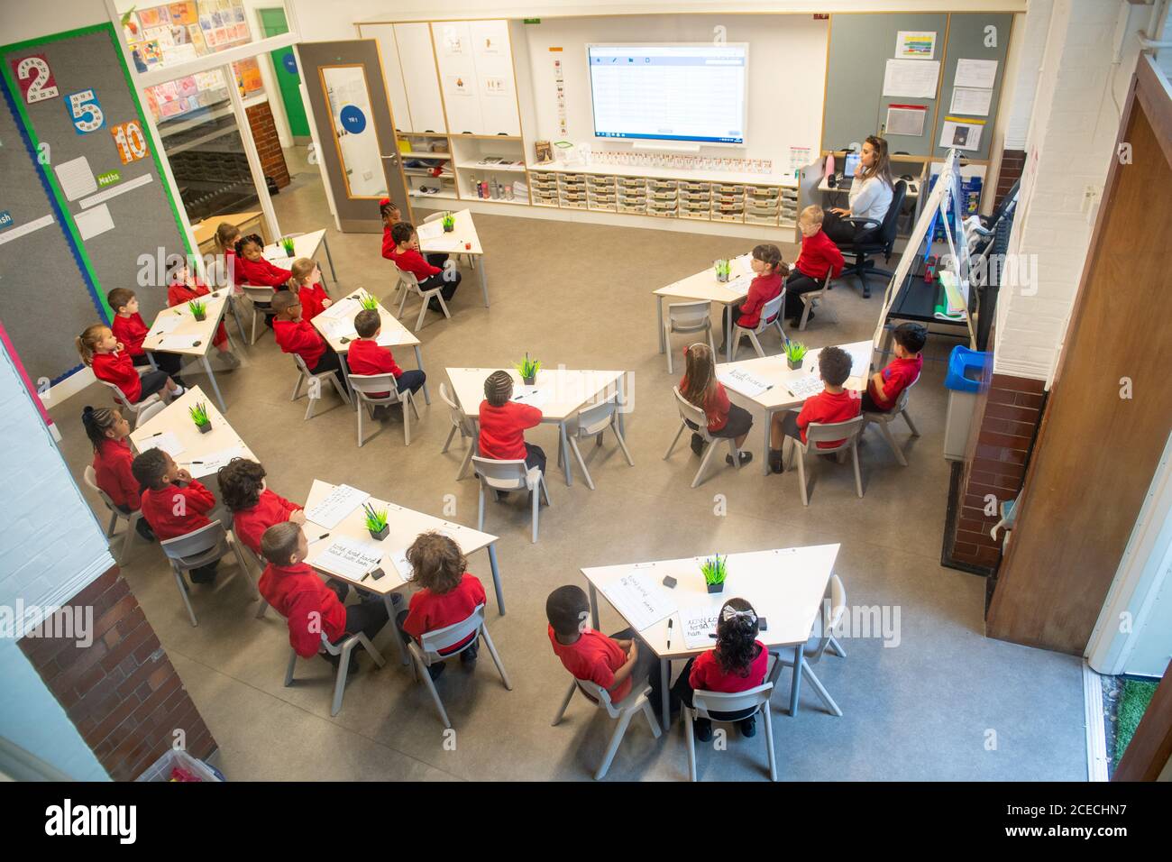 Gli studenti il primo giorno tornano a scuola alla Charles Dickens Primary School di Londra, mentre le scuole in Inghilterra si riaprono agli alunni dopo il blocco del coronavirus. Si prevede che circa il 40% delle scuole accolgano gli studenti per l'inizio del mandato autunnale di oggi, nonostante siano state sollevate preoccupazioni circa la loro capacità di riaprirsi in modo sicuro. Foto Stock