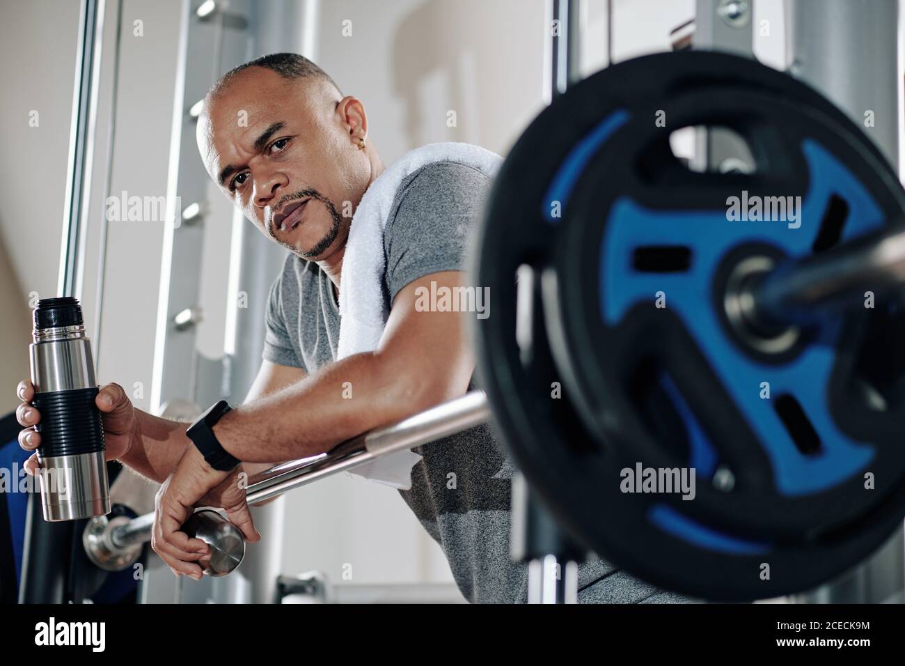 Sportivo che riposa tra i set Foto Stock