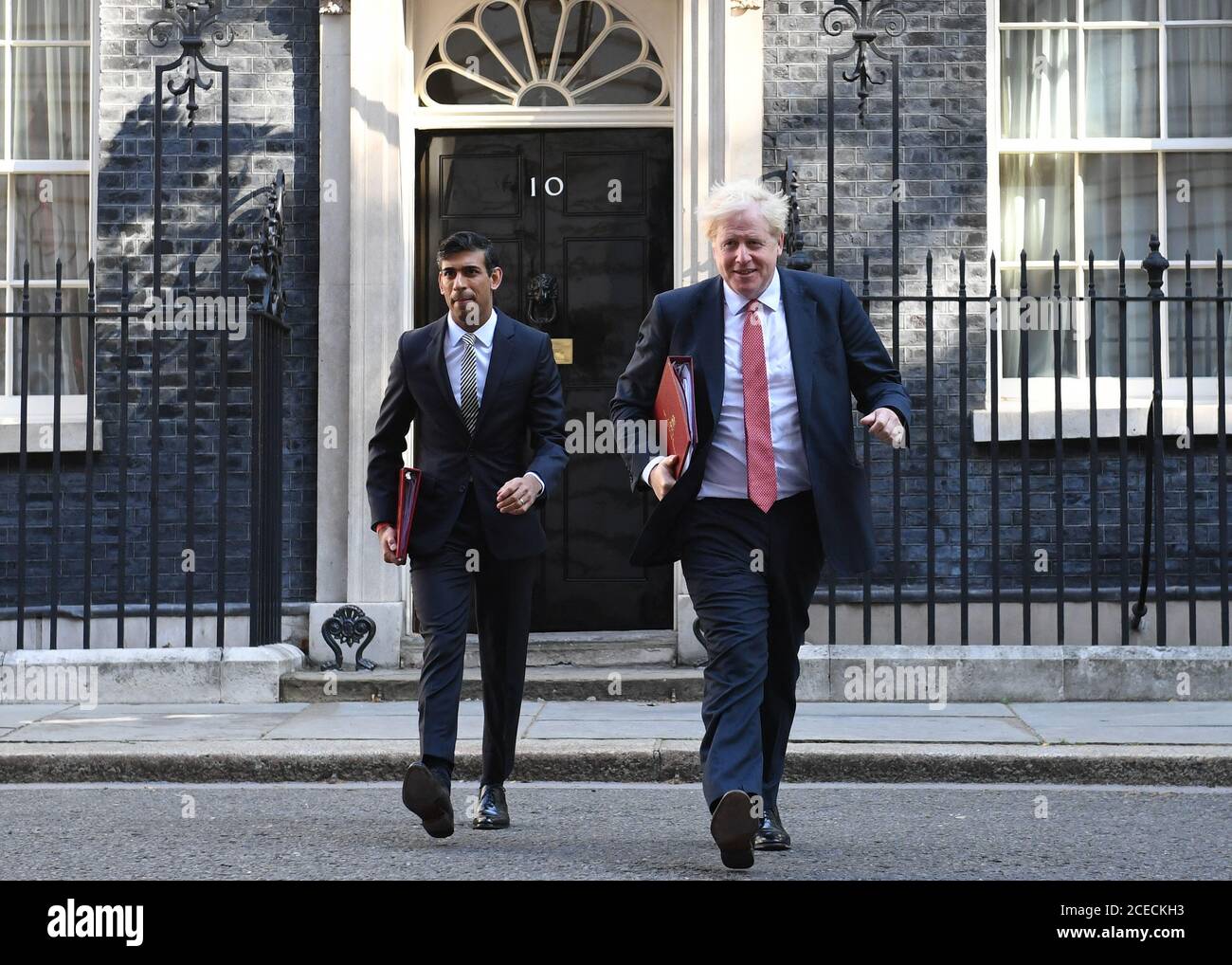 Il Cancelliere dello scacchiere Rishi Sunak (a sinistra) e il primo Ministro Boris Johnson lasciano 10 Downing Street, per un incontro del Gabinetto che si terrà presso il Foreign and Commonwealth Office (FCO) di Londra, prima che i parlamentari tornino a Westminster dopo la pausa estiva. Foto Stock