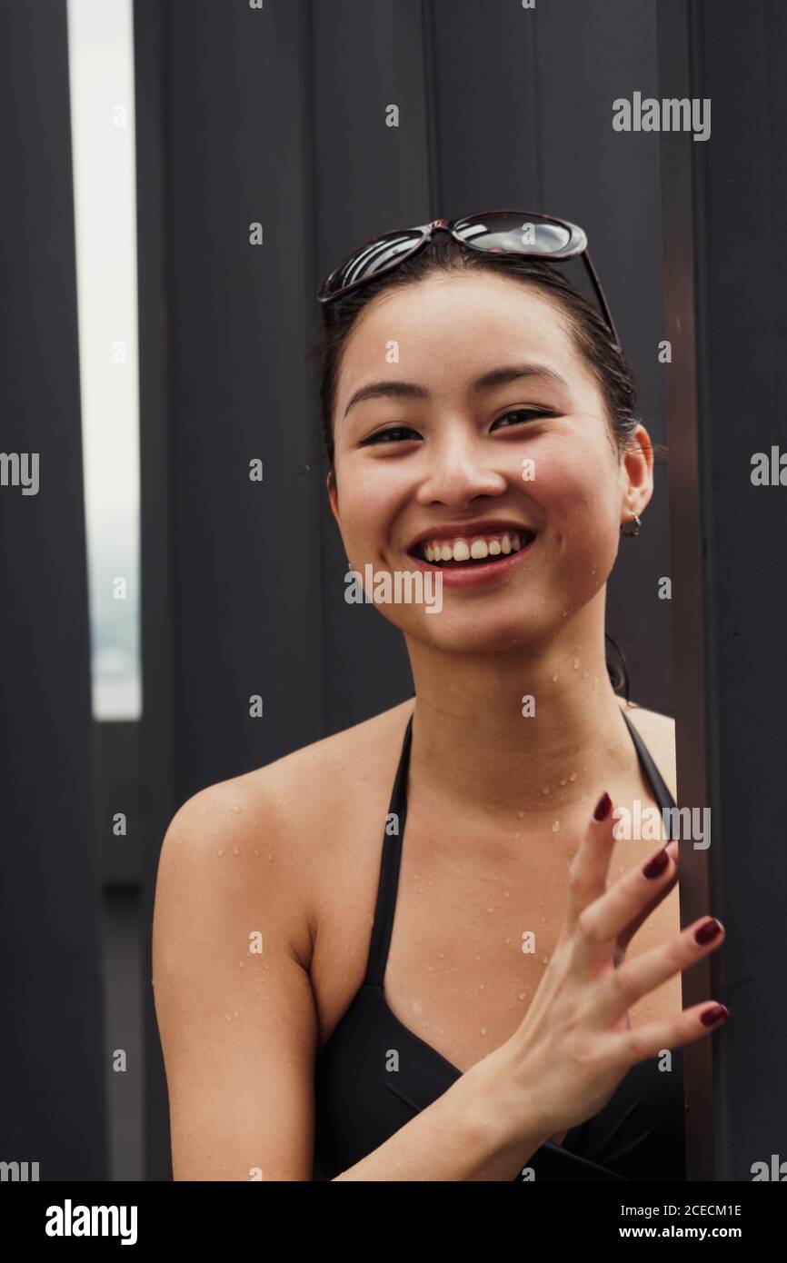 Donna premurosa in costume da bagno a colonna Foto Stock