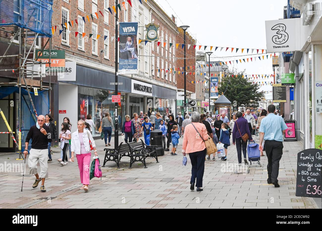 Occupato con gli acquirenti Montague Street Worthing West Sussex UK Foto Stock