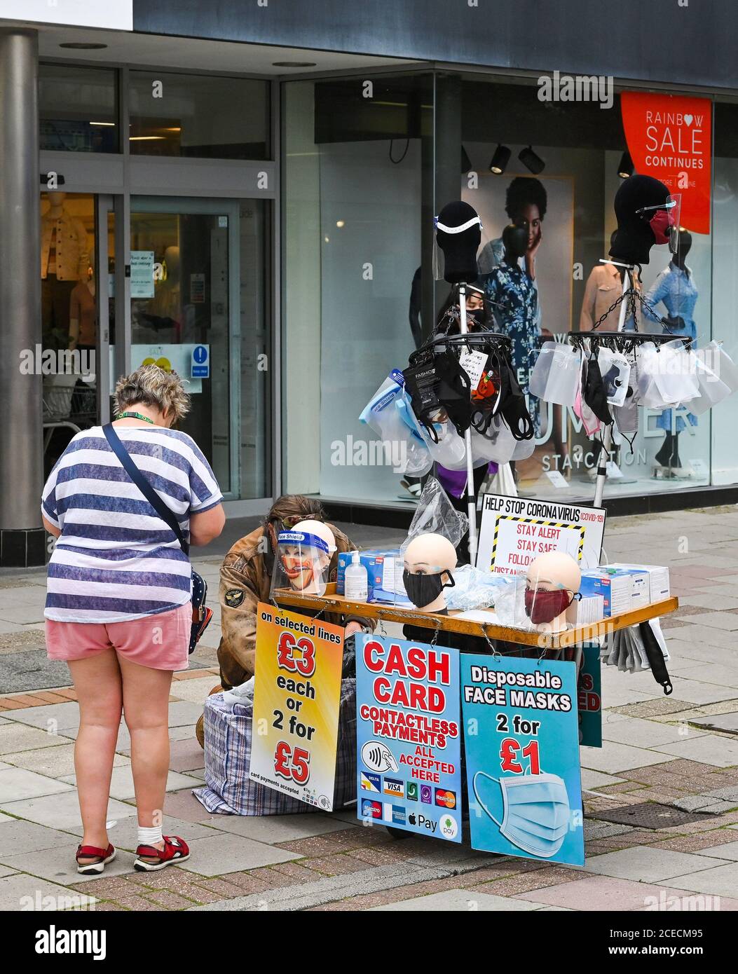 Stalle che vende maschere e rivestimenti del coronavirus in via Montague Worthing West Sussex UK parte del nuovo normale in Inghilterra Foto Stock