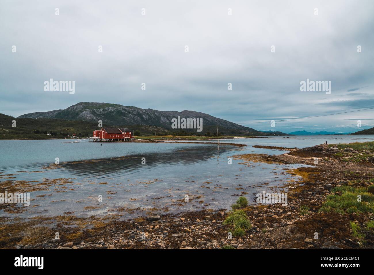 Quay con casa di legno vicino alta montagna Foto Stock