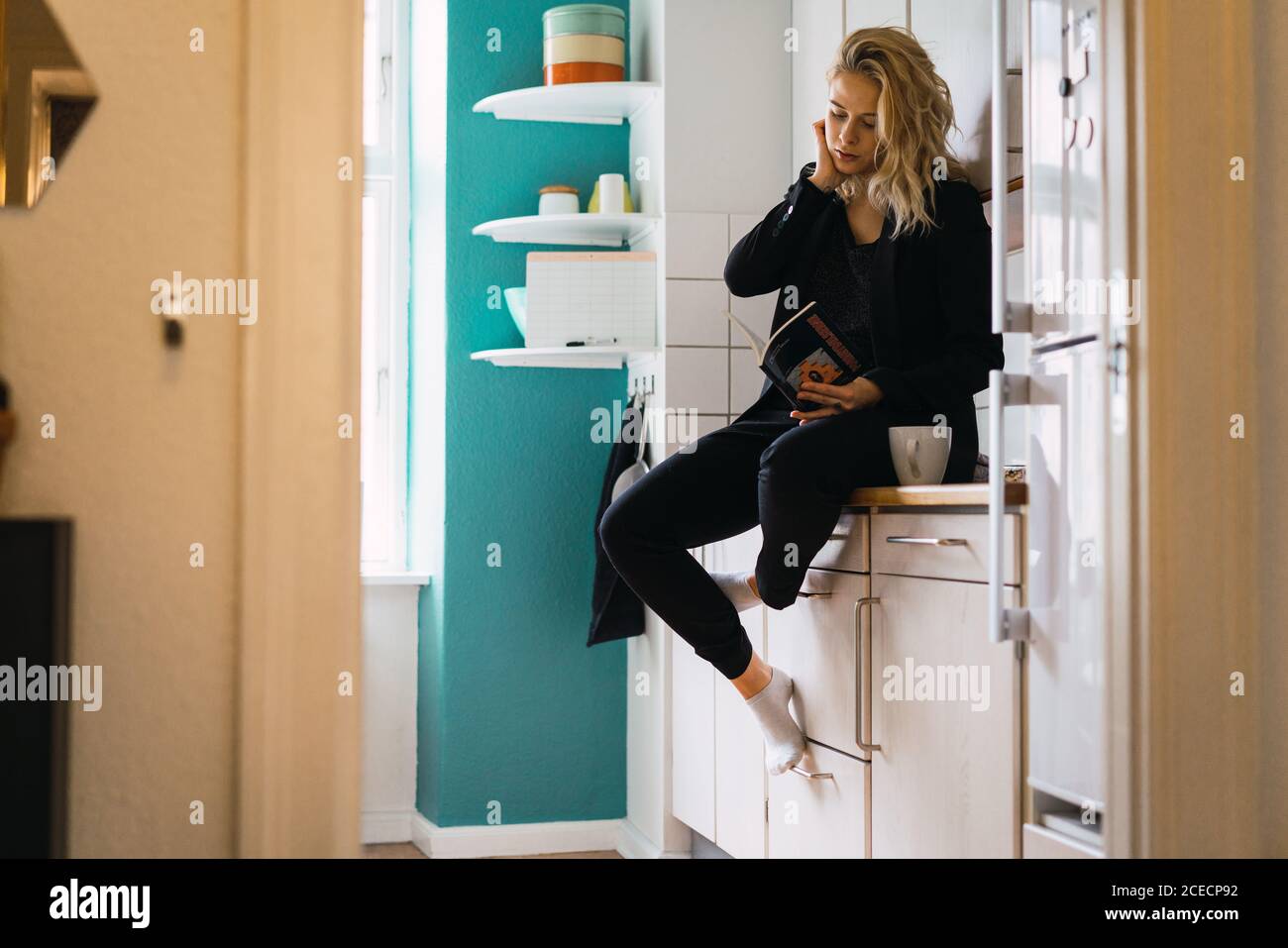 Giovane donna che ama il libro e il caffè Foto Stock