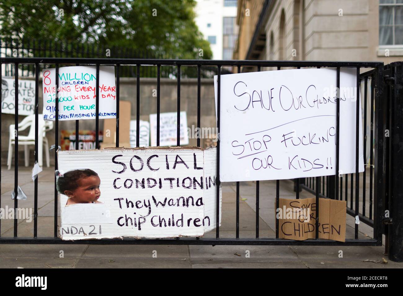 I cartelli di protesta sono rimasti sulla recinzione alla manifestazione Anti-Lockdown, Whitehall, Londra, 29 agosto 2020 Foto Stock