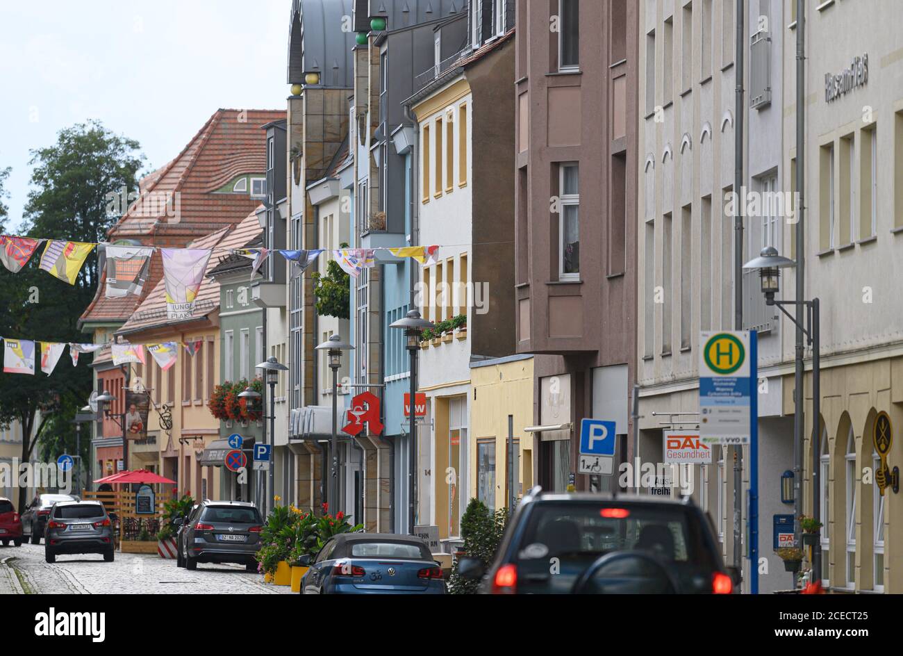 Hoyerswerda, Germania. 31 Agosto 2020. Vista sulla Kirchstraße nella città vecchia. A Hoyerswerda, il 6 settembre inizieranno cinque candidati alla carica di Sindaco. L'elezione è un barometro dell'opinione pubblica - e rivoluzionario per la città nel mezzo del distretto lusaziano. Credit: Sebastian Kahnert, Robert Michae/dpa-Zentralbild/dpa/Alamy Live News Foto Stock