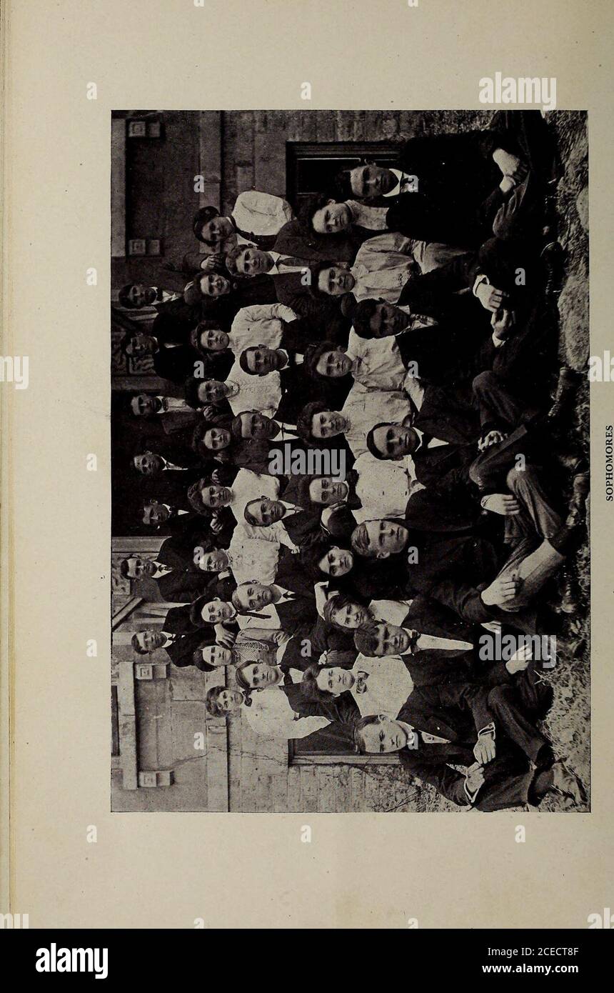 . L'Ottawan. Sophomores due anni fa, quando sessanta uomini di freschezza verdi ma insegnabili sono scoppiati all'Università di Otintoawa, i saggi si sono seduti e si sono accorto. Si avventuredl opinione che qualcosa sarebbe stato fare e creduto che in un senso generale la vita di tamburo di hum dell'università sarebbe stata vivificata in su. Theyfondly sperava che la qualità di inerzia mostrata dalle sottoclassi precedenti sarebbe stata contrastata dai classmen entranti. I saggi non sono rimasti delusi. Sono stati gratificati a seeththe classe di 1912 prendere il comando nell'atletica, nell'attività letteraria e nell'abilità esecutive. Il Consiglio degli studenti Foto Stock