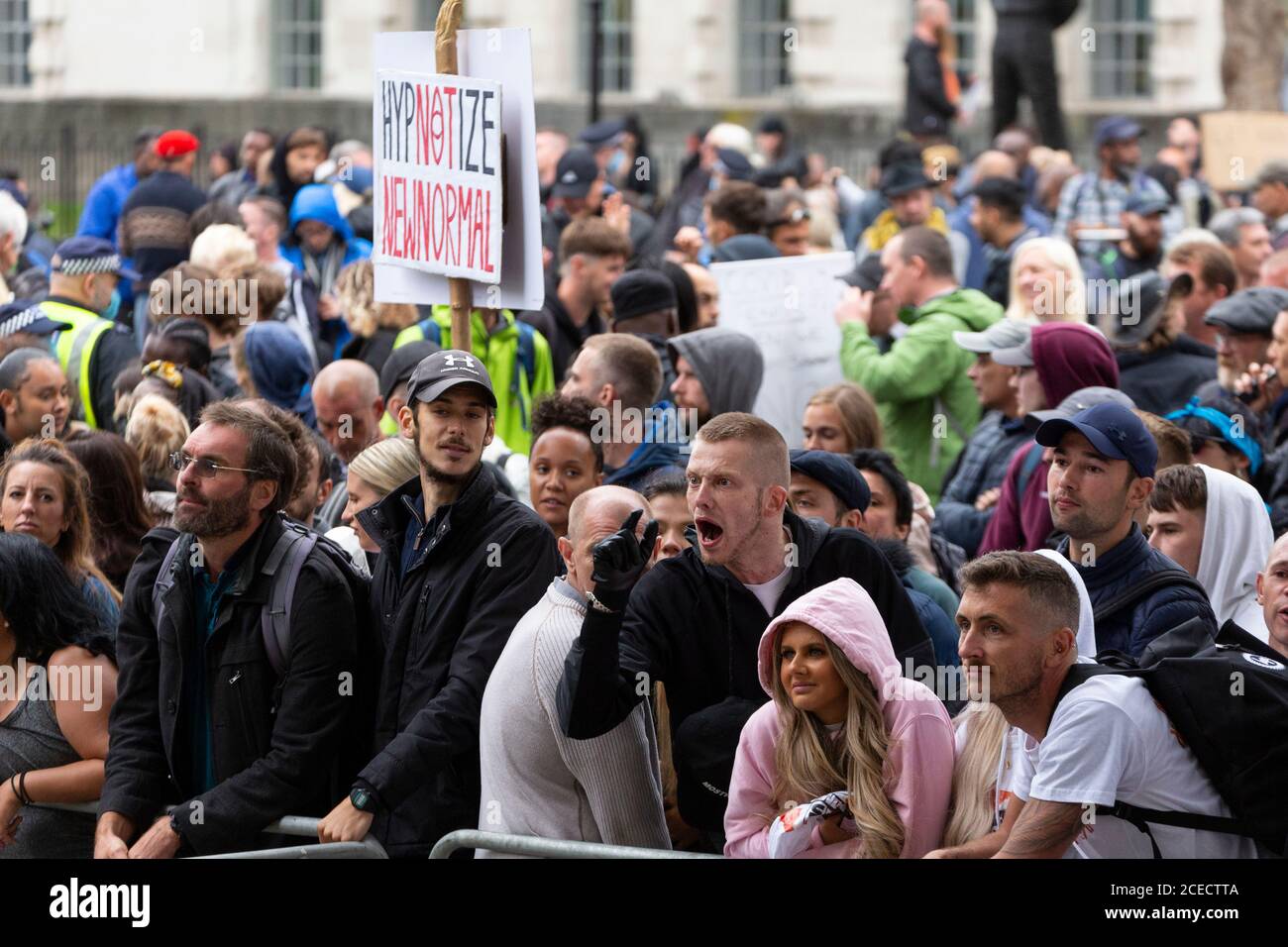 Un protestante arrabbiato affronta la polizia, manifestazione Anti-Lockdown, Whitehall, Londra, 29 agosto 2020 Foto Stock