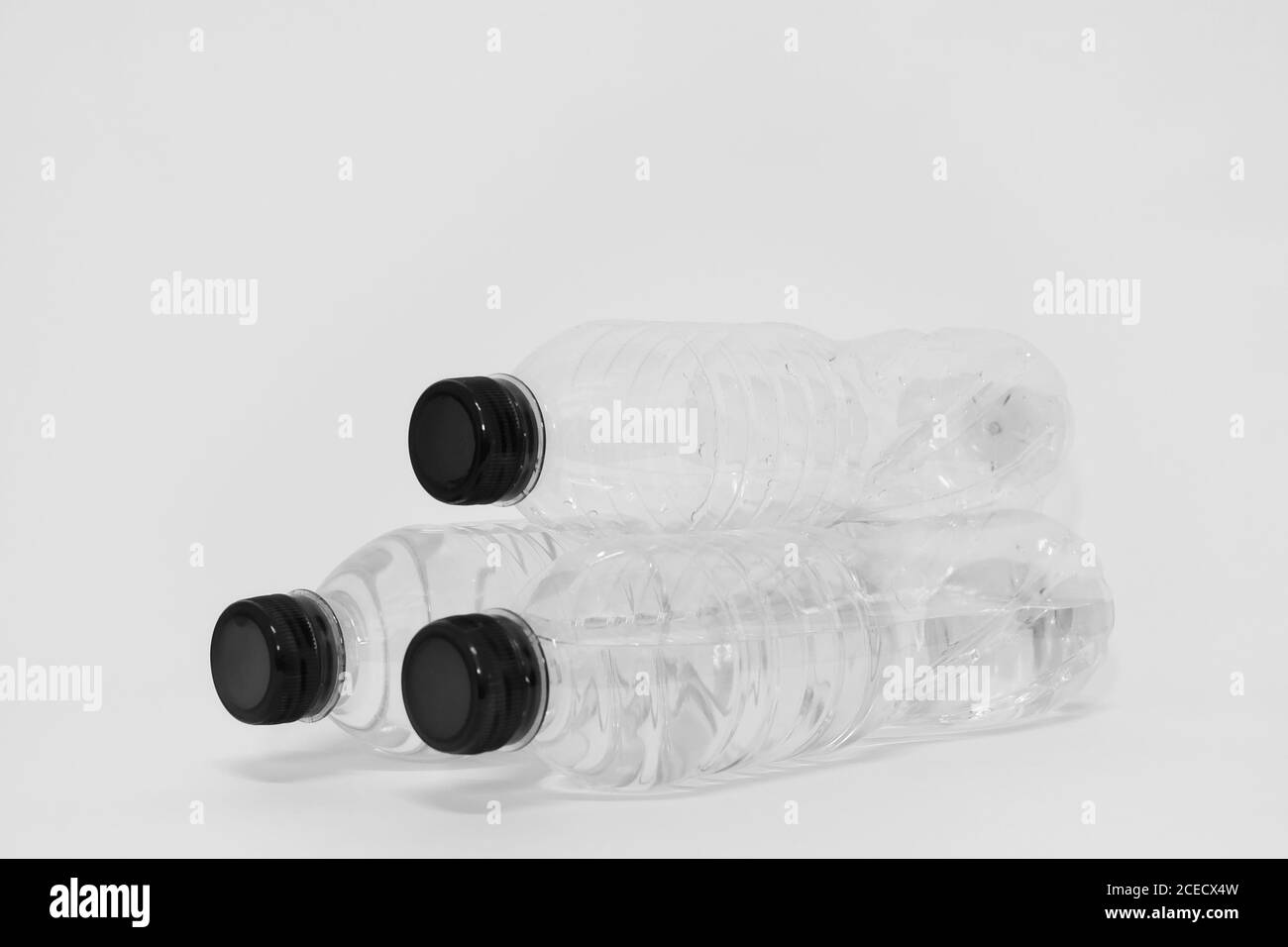 Bottiglia d'acqua in plastica su sfondo bianco. Foto Stock