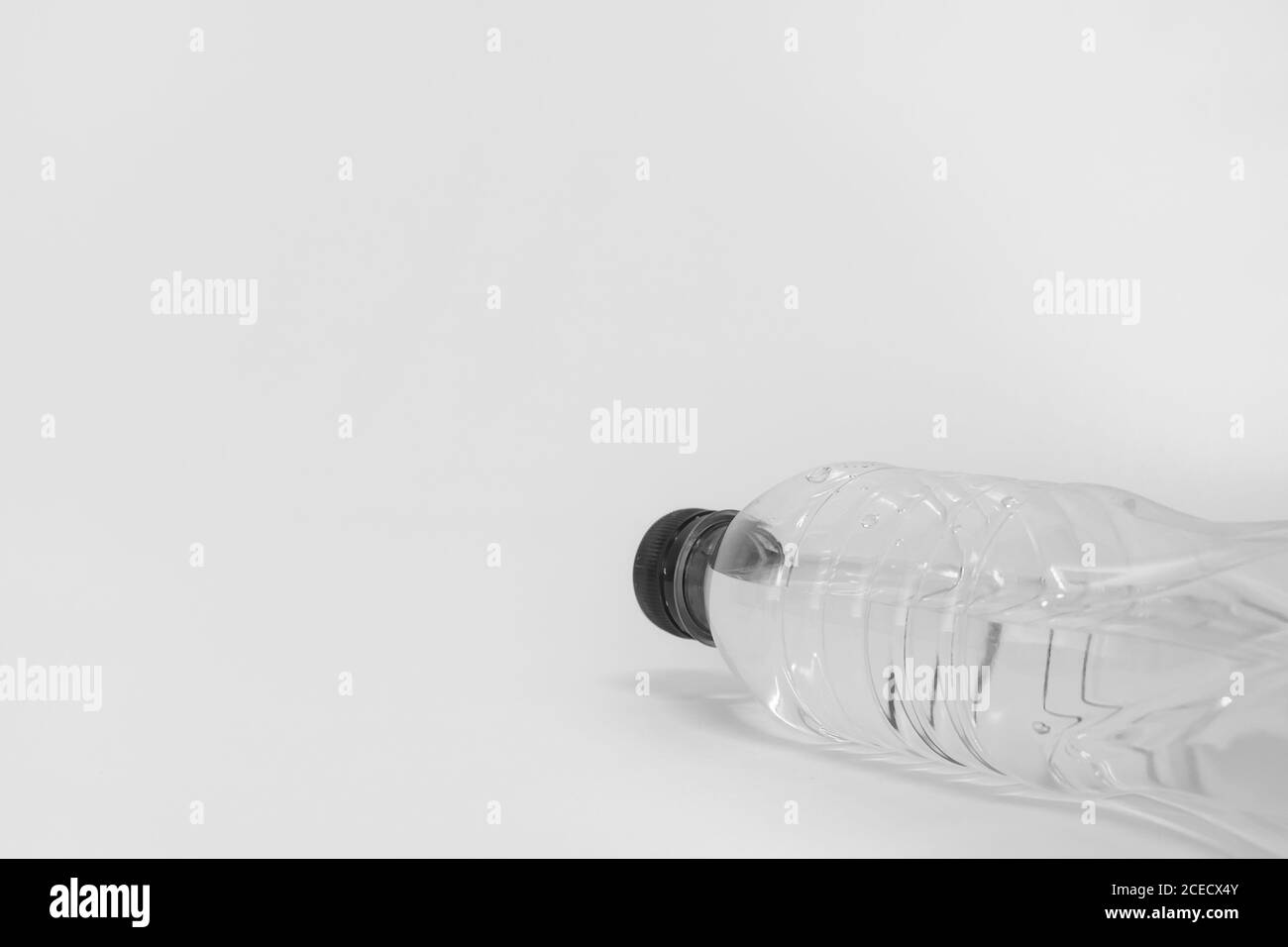 Bottiglia d'acqua in plastica su sfondo bianco. Foto Stock