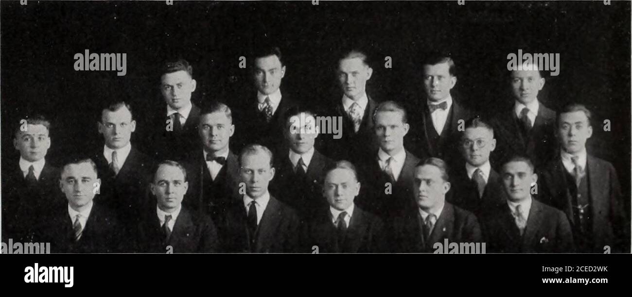 . Purdue detriti. Edouble quello previsto dalla costituzione, che probabilmente accountper la condizione gonfia del tesoro quest'anno. Contrariamente all'opinione popolare, oltre ad avere un sacco di divertimento, l'Hortshave una simile quantità di responsabilità. Si sono dimostrati uguali a quelli dei loro compiti mettendo a punto uno spettacolo annuale di maggior successo di Apple e verdura nella serra di Purdue, all'inizio di gennaio. È stata una delle esposizioni modestiverified ed interessanti dei prodotti orticoli mai shownthere ed è meritevole di lodeation speciale poiché è stato plannedand gestito dai Juniors e dagli anziani specializzati Foto Stock