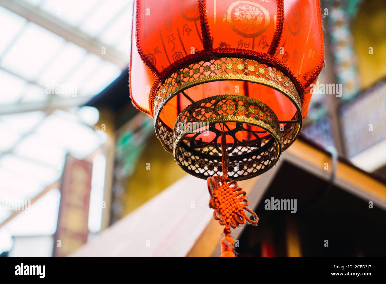 Primo piano da sotto lanterna asiatica rossa appesa al soffitto di Bel padiglione a Singapore Foto Stock