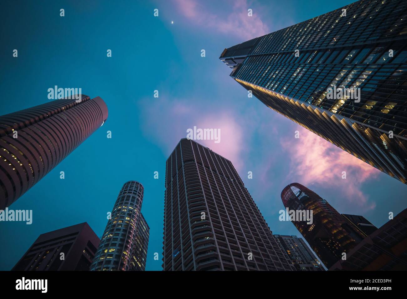 Da sotto scatto di belle torri di uffici sullo sfondo di Bellissimo cielo serale a Singapore Foto Stock