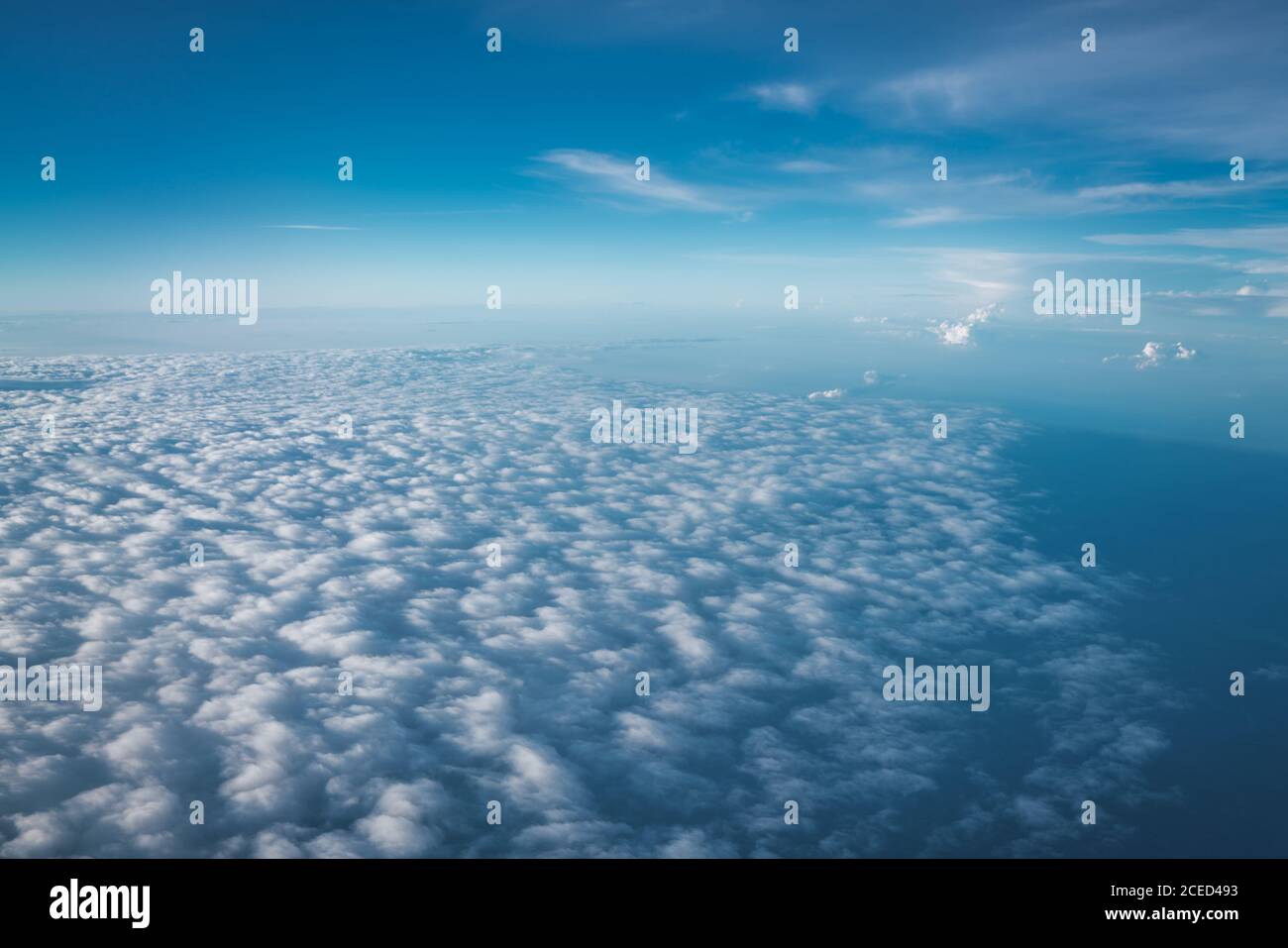 Vista infinita delle nuvole bianche sotto il cielo azzurro altezza enorme alla luce del sole Foto Stock