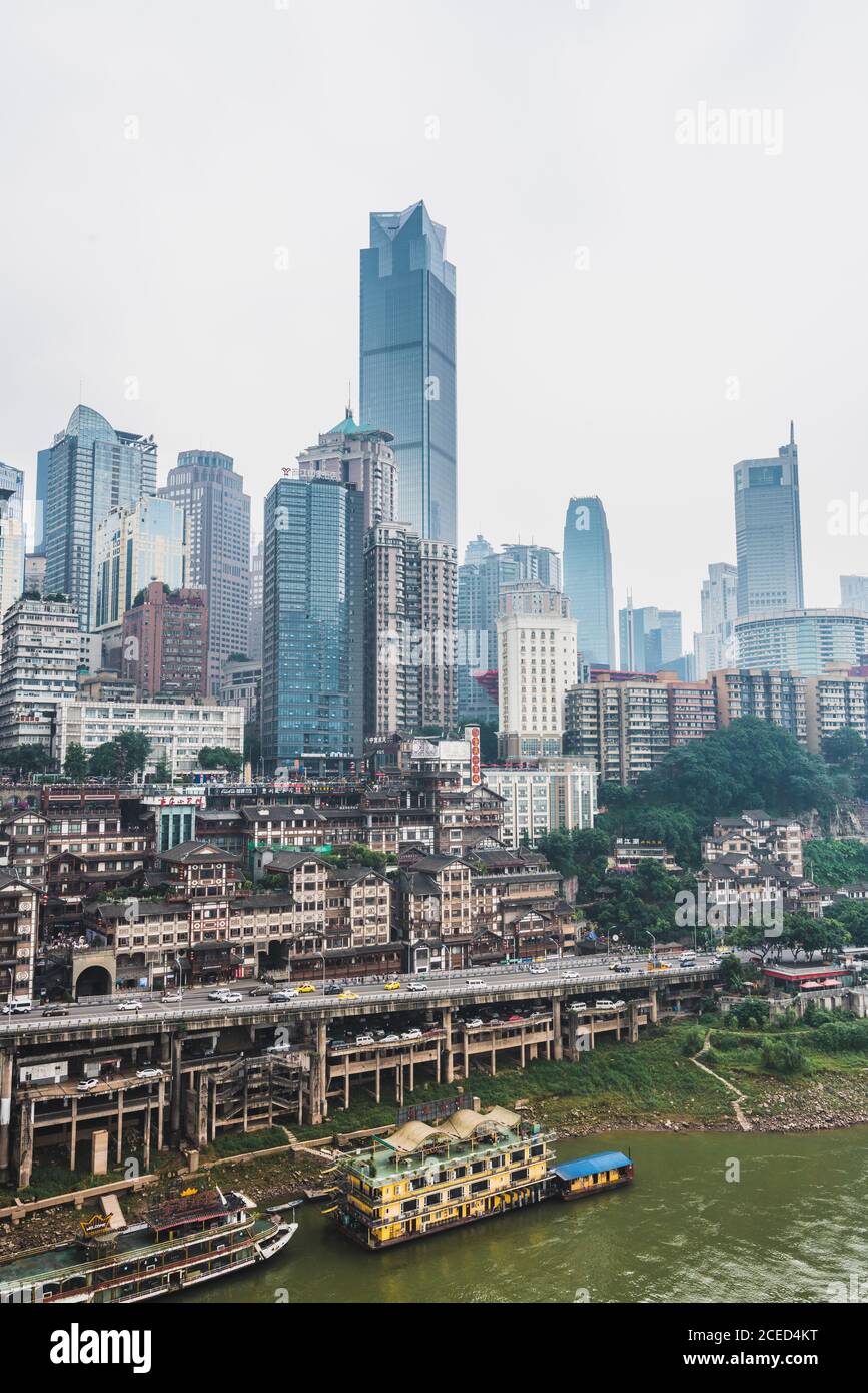 Vista del vecchio quartiere della città di Chongqing con moderni grattacieli di vetro sopra, Cina Foto Stock